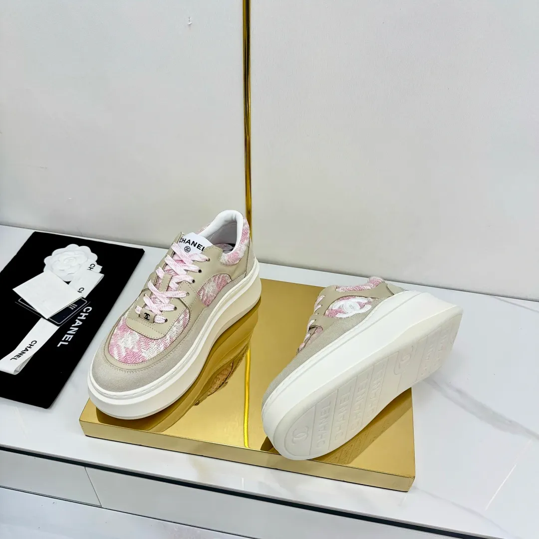 👟👟Ex-factory price 600👟👟 Upgraded version, upgraded version, upgraded version! No rebuttal accepted! ! ! ! Chanel Chanel panda shoes! 2025 counter's top casual sports shoes. This classic design; the upper is electro-embroidered with a variety of techniques; the outsole is fashionable and sporty; the unusual inclusion of a variety of color matching elements... The diversified mix and match is very good-looking and versatile, and can be used for leisure, fashion, sports, and outdoor... ꫛꫀꪝ Go➫ Materials: ❶Upper made of: original imported first-layer silk cowhide + original waterproof cloth + original first-layer cowhide ❷Inner lining: Original Yangli+Net ❸Outsole based on: Original TPU combination outsole Counter boutique packaging complete set for women 35–41 👉 👉 👉 👉 👉